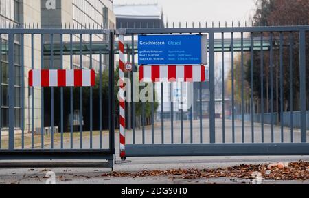 Hannover, Germania. 8 dicembre 2020. Un cartello 'chiuso' pende su una strada di accesso al centro espositivo. La corona Pandemic sta dando a Deutsche Messe AG un momento difficile. Secondo la società, per quest'anno è previsto un controvalore di 103 milioni di euro, con un fatturato di 95 milioni di euro. Nel 2019 il fatturato è ancora inferiore a 350 milioni di euro. Credit: Julian Stratenschulte/dpa/Alamy Live News Foto Stock