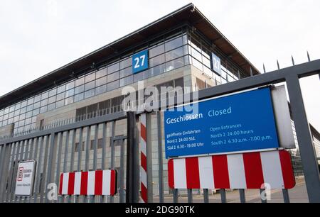 Hannover, Germania. 8 dicembre 2020. Un cartello 'chiuso' pende su una strada di accesso al centro espositivo. La corona Pandemic sta dando a Deutsche Messe AG un momento difficile. Secondo la società, per quest'anno è previsto un controvalore di 103 milioni di euro, con un fatturato di 95 milioni di euro. Nel 2019 il fatturato è ancora inferiore a 350 milioni di euro. Credit: Julian Stratenschulte/dpa/Alamy Live News Foto Stock