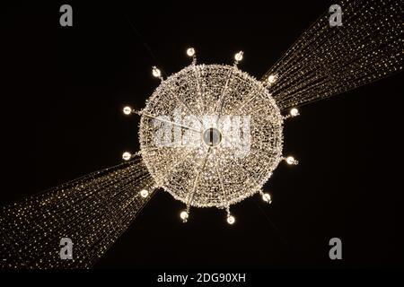 Luci di Natale tradizionali sotto forma di lampadari giganti a Graben a Vienna, girate dal basso. Foto Stock