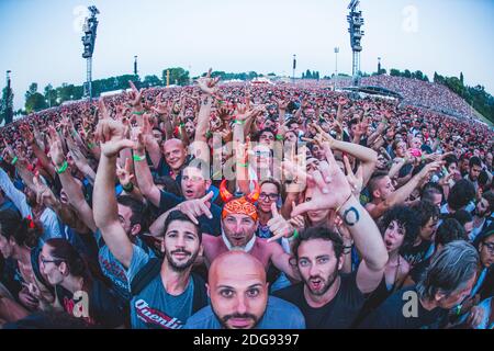 Gli appassionati della rock band australiana AC/DC, che si esibiscono nel concerto "Rock or Bust World Tour" dell'Autodromo Enzo e Dino Ferrari di Imola, Italia Foto Stock