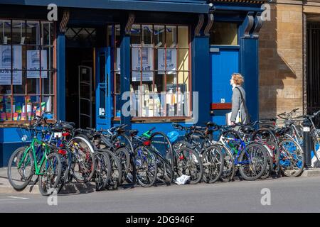 OXFORD, OXFORDSHIRE/UK - MARZO 25 : biciclette parcheggiate all'esterno di un negozio di libri a Oxford il 25 Marzo 2005. Una donna non identificata Foto Stock