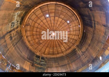 Fisheye vista dal basso-in su del tetto all'interno del vecchio deposito arrugginito serbatoio Foto Stock