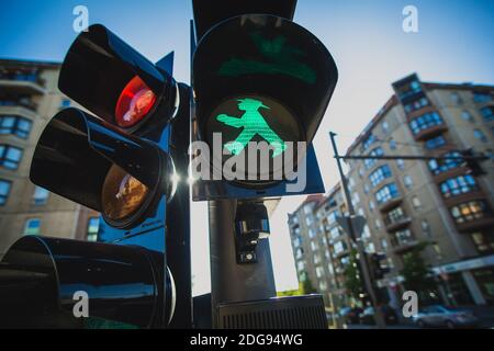 Semaforo a Berlino. Il simbolo della città. Foto Stock