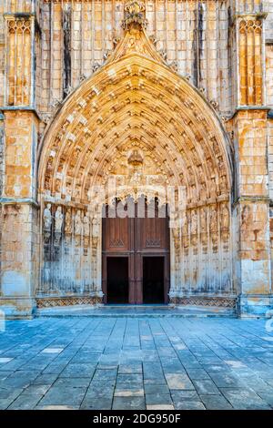 Batalha, Distretto di Leiria, Portogallo. Monastero di Santa Maria da Vitoria na Batalha. L'entrata principale. Il monastero è un sito patrimonio dell'umanità dell'UNESCO. Foto Stock