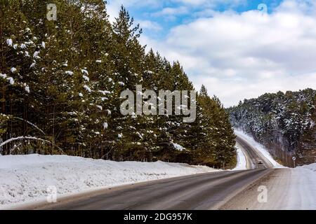 Kemerovo-Yashkino strada panoramica in una giornata invernale brillante, Kemerovo regione-Kuzbass Foto Stock