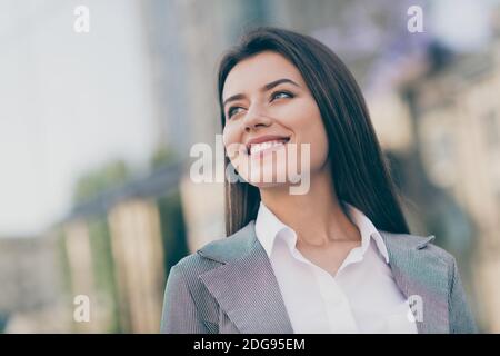 Foto di Dreamy positivo attraente donna di affari immaginare avvocato di carriera indossalo all'aperto Foto Stock