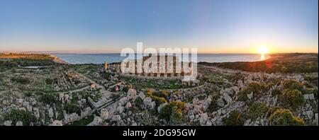 Selinunte, Tempio, Sicilia, Italia, drone vista aerea dei templi greci romani durante il tramonto. Sicilia Italia Foto Stock