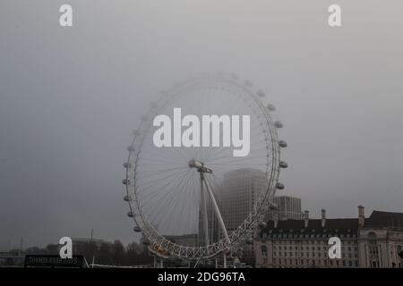 Londra UK 08 dicembre 2020 l'occhio di Londra fa parte Oscuro, così come gli autobus a Westminster Bridge due Al giorno della nebbia a Londra.Paul Quezada-Neiman/Alamy Live News Foto Stock