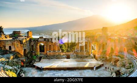 Taormina Sicilia, tramonto alle rovine dell'antico Teatro Greco di Taormina, Sicilia Italia Foto Stock