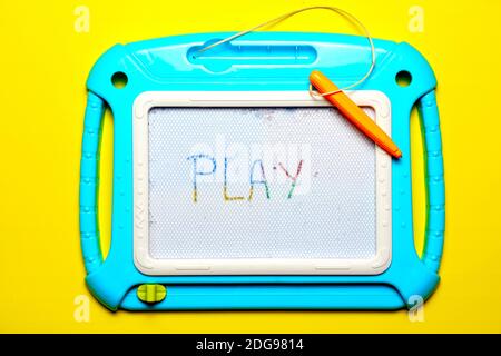 vista dall'alto della lavagna con gioco di parole. design semplice. posa piatta Foto Stock