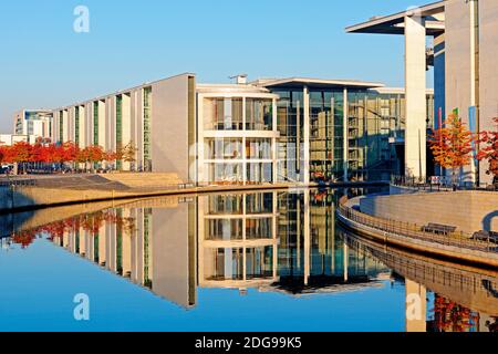 Paul-Löbe-Haus und Marie-Elisabeth-Lüders-Haus, spiegeln sich im Herbst Bei Sonnenaufgang in der Spree Berlino, Deutschland, Europa, oeffentlicher Gr Foto Stock