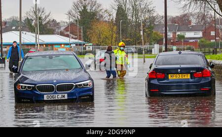 Le forti piogge hanno causato inondazioni localizzate a West Derby, Liverpool. Foto Stock