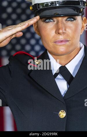 Una marina femminile degli Stati Uniti che posa in un'uniforme militare Foto Stock