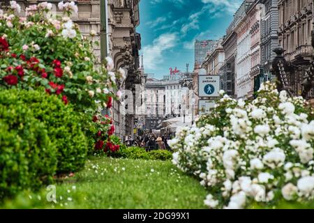 Milano, Italia 22 agosto 2020: Vista di via Dante da piazza Largo Cairoli di fronte al Castello Sforzesco Foto Stock