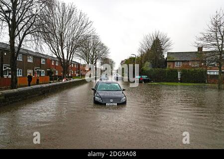 Le forti piogge hanno causato inondazioni localizzate a West Derby, Liverpool. Foto Stock