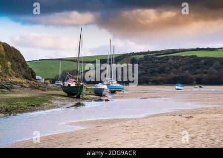 Barche ormeggiate sul litorale del fiume Gannel con bassa marea a Newquay in Cornovaglia. Foto Stock