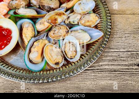 Vassoio di frutti di mare misti al vapore in, gamberi, conchiglia e whelk, pronti per mangiare per pranzo o cena festa Foto Stock