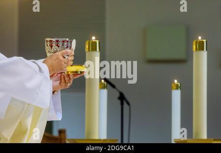 Coppa di Santa comunione con vino rosso, preghiera della Bibbia del pane per il vino e la Sacra Bibbia Foto Stock