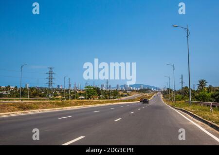 Bellissimo panorama montano preso in moto viaggio da Dalat a Nha Trang, Vietnam. Khanh Hoa e provincia di Lam Dong. Foto Stock