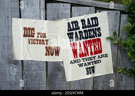 Dig for Victory & ARP Wardens ha voluto un poster a Evento di rievocazione della seconda guerra mondiale degli anni '40 al Black Country Living Museum Dudley West Midlands Inghilterra Regno Unito Foto Stock