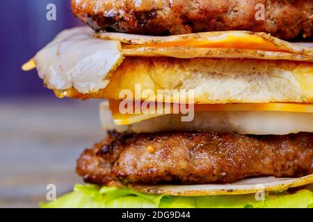 Primo piano di un gustoso hamburger alla griglia fatto in casa Foto Stock