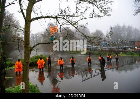 Denham, Buckinghamshire, Regno Unito. 8 dicembre 2020. Una polizia enorme e HS2 operazione è in corso per cercare di rimuovere Veteran eco attivista Dan Hooper noto come swampy che è attualmente bloccato su una struttura di bambù alta 30 piedi nel fiume Colne nel Denham Country Park. Gli HS2 stanno costruendo un ponte temporaneo sul fiume e gli attivisti anti della ribellione anti HS2 stanno cercando di fermare il ponte in costruzione e altri alberi in via di distruzione da parte dell'HS2 per il controverso collegamento ferroviario ad alta velocità. Credit: Maureen McLean/Alamy Live News Foto Stock