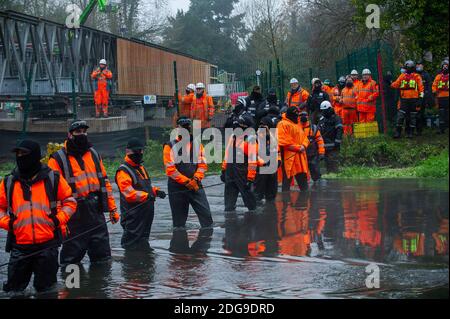 Denham, Buckinghamshire, Regno Unito. 8 dicembre 2020. Una polizia enorme e HS2 operazione è in corso per cercare di rimuovere Veteran eco attivista Dan Hooper noto come swampy che è attualmente bloccato su una struttura di bambù alta 30 piedi nel fiume Colne nel Denham Country Park. Gli HS2 stanno costruendo un ponte temporaneo sul fiume e gli attivisti anti della ribellione anti HS2 stanno cercando di fermare il ponte in costruzione e altri alberi in via di distruzione da parte dell'HS2 per il controverso collegamento ferroviario ad alta velocità. Credit: Maureen McLean/Alamy Live News Foto Stock