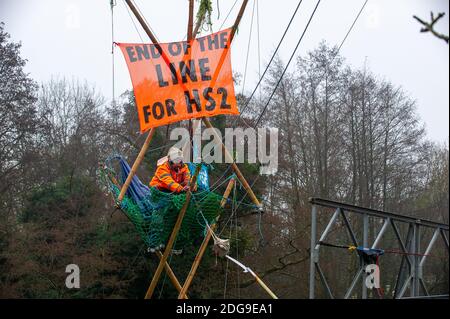 Denham, Buckinghamshire, Regno Unito. 8 dicembre 2020. Una polizia enorme e HS2 operazione è in corso per cercare di rimuovere Veteran eco attivista Dan Hooper noto come swampy che è attualmente bloccato su una struttura di bambù alta 30 piedi nel fiume Colne nel Denham Country Park. Gli HS2 stanno costruendo un ponte temporaneo sul fiume e gli attivisti anti della ribellione anti HS2 stanno cercando di fermare il ponte in costruzione e altri alberi in via di distruzione da parte dell'HS2 per il controverso collegamento ferroviario ad alta velocità. Credit: Maureen McLean/Alamy Live News Foto Stock