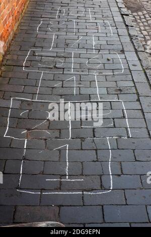 Scatola hopscotch segnata in gesso su UN pavimento a. Un evento di rievocazione della seconda guerra mondiale degli anni '40 al Black Country Living Museo Dudley West Midlands Inghilterra Regno Unito Foto Stock