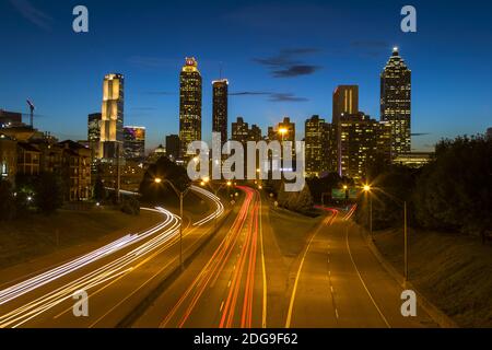 Atlanta, Georgia Skyline di notte con sentieri per luci Foto Stock