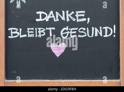 Offenbach am Main, Germania. 8 dicembre 2020. "Grazie, mantieniti in salute!" È scritto sulla lavagna nella parte anteriore di un ristorante chiuso a Offenbach. La città è attualmente uno dei punti di interesse della corona in Assia. Il governo statale si è già espresso a favore di norme più severe nelle aree sensibili. Credit: Boris Roessler/dpa/Alamy Live News Foto Stock