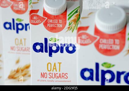 Cartoni di latte alpro bevanda di avena alternativa Foto Stock