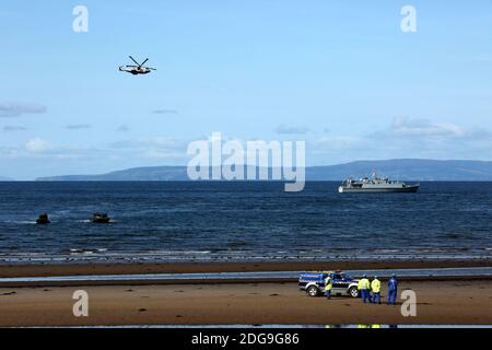 Scottish International Airshow Sabato 5 Settembre, Ayr, Ayrshire, Scozia, Regno Unito. Royal Marines sostenuto da un elicottero e la miniera spazzatrice fase di un esercizio di ostaggi gratuiti sulla spiaggia, con armi da fuoco e personale militare.Scottish Air Show prova di Royal Marine Assault a Ayr Beach con 43 Commando Fleet Protection un elicottero Merlin e Scozzese e Irlanda del Nord Yeomanry Foto Stock