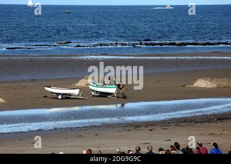 Scottish International Airshow Sabato 5 Settembre, Ayr, Ayrshire, Scozia, Regno Unito. Royal Marines sostenuto da un elicottero e la miniera spazzatrice fase di un esercizio di ostaggi gratuiti sulla spiaggia, con armi da fuoco e personale militare.Scottish Air Show prova di Royal Marine Assault a Ayr Beach con 43 Commando Fleet Protection un elicottero Merlin e Scozzese e Irlanda del Nord Yeomanry Foto Stock