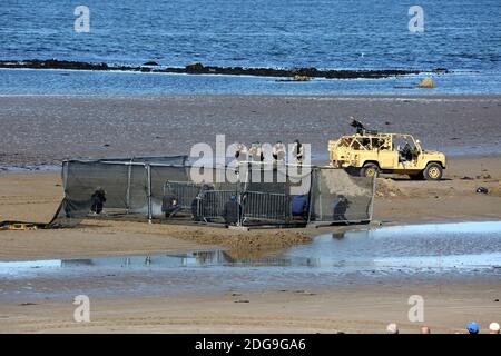 Scottish International Airshow Sabato 5 Settembre, Ayr, Ayrshire, Scozia, Regno Unito. Royal Marines sostenuto da un elicottero e la miniera spazzatrice fase di un esercizio di ostaggi gratuiti sulla spiaggia, con armi da fuoco e personale militare.Scottish Air Show prova di Royal Marine Assault a Ayr Beach con 43 Commando Fleet Protection un elicottero Merlin e Scozzese e Irlanda del Nord Yeomanry Foto Stock