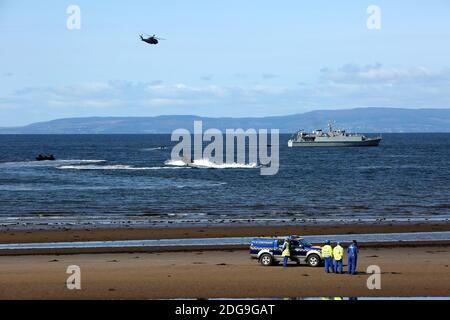 Scottish International Airshow Sabato 5 Settembre, Ayr, Ayrshire, Scozia, Regno Unito. Royal Marines sostenuto da un elicottero e la miniera spazzatrice fase di un esercizio di ostaggi gratuiti sulla spiaggia, con armi da fuoco e personale militare.Scottish Air Show prova di Royal Marine Assault a Ayr Beach con 43 Commando Fleet Protection un elicottero Merlin e Scozzese e Irlanda del Nord Yeomanry Foto Stock