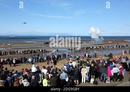 Scottish International Airshow Sabato 5 Settembre, Ayr, Ayrshire, Scozia, Regno Unito. Royal Marines sostenuto da un elicottero e la miniera spazzatrice fase di un esercizio di ostaggi gratuiti sulla spiaggia, con armi da fuoco e personale militare.Scottish Air Show prova di Royal Marine Assault a Ayr Beach con 43 Commando Fleet Protection un elicottero Merlin e Scozzese e Irlanda del Nord Yeomanry Foto Stock