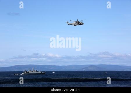 Scottish International Airshow Sabato 5 Settembre, Ayr, Ayrshire, Scozia, Regno Unito. Royal Marines sostenuto da un elicottero e la miniera spazzatrice fase di un esercizio di ostaggi gratuiti sulla spiaggia, con armi da fuoco e personale militare.Scottish Air Show prova di Royal Marine Assault a Ayr Beach con 43 Commando Fleet Protection un elicottero Merlin e Scozzese e Irlanda del Nord Yeomanry Foto Stock