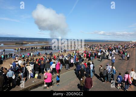 Scottish International Airshow Sabato 5 Settembre, Ayr, Ayrshire, Scozia, Regno Unito. Royal Marines sostenuto da un elicottero e la miniera spazzatrice fase di un esercizio di ostaggi gratuiti sulla spiaggia, con armi da fuoco e personale militare.Scottish Air Show prova di Royal Marine Assault a Ayr Beach con 43 Commando Fleet Protection un elicottero Merlin e Scozzese e Irlanda del Nord Yeomanry Foto Stock