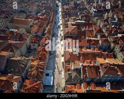 Vecchie case con tetti rosso-arancio a Dubrovnik in Croazia Foto Stock