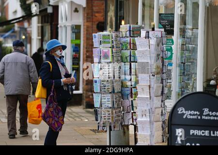 Tenterden, Kent, Regno Unito. 08 Dic 2020. Aggiornamento coronavirus: I residenti della città di Tenterden in Kent andare circa la loro vita quotidiana nella Tier 3 che permette ai negozi di rimanere aperti al pubblico. Photo Credit: PAL Media/Alamy Live News Foto Stock