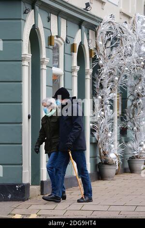 Tenterden, Kent, Regno Unito. 08 Dic 2020. Aggiornamento coronavirus: I residenti della città di Tenterden in Kent andare circa la loro vita quotidiana nella Tier 3 che permette ai negozi di rimanere aperti al pubblico. Photo Credit: PAL Media/Alamy Live News Foto Stock