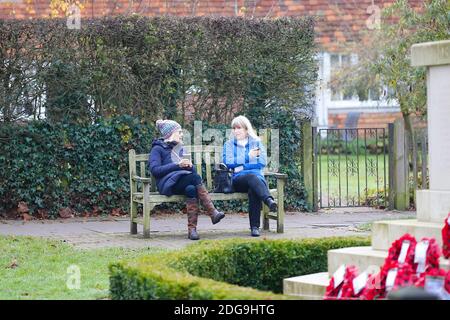 Tenterden, Kent, Regno Unito. 08 Dic 2020. Aggiornamento coronavirus: I residenti della città di Tenterden in Kent andare circa la loro vita quotidiana nella Tier 3 che permette ai negozi di rimanere aperti al pubblico. Photo Credit: PAL Media/Alamy Live News Foto Stock