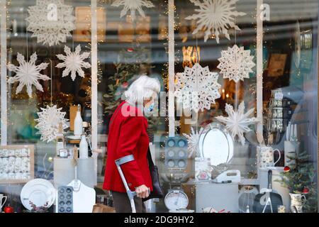 Tenterden, Kent, Regno Unito. 08 Dic 2020. Aggiornamento coronavirus: I residenti della città di Tenterden in Kent andare circa la loro vita quotidiana nella Tier 3 che permette ai negozi di rimanere aperti al pubblico. Photo Credit: PAL Media/Alamy Live News Foto Stock