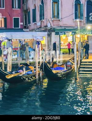 Scena notturna del Canal Grande, Venezia, Italia Foto Stock