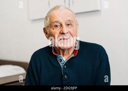 Ritratto di un anziano caucasico a casa Foto Stock