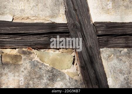 Dettagli di travi in legno in una parete di mezzo casa in legno Foto Stock