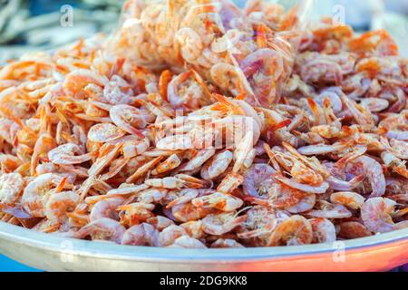 Molti piccoli gamberi sono asciugati per cucinare e immagazzinati per un lungo tempo. Foto Stock