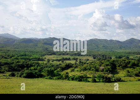 Splendida vista dalla torre conosciuta come Torre de Manaca Iznaga sulla Valle de los Ingenios, una vecchia piantagione di zucchero che utilizza il lavoro degli schiavi, Trinidad, Cuba Foto Stock