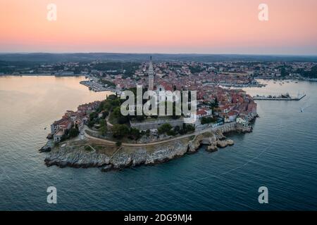 Bella Rovigno all'alba, foto aerea Foto Stock